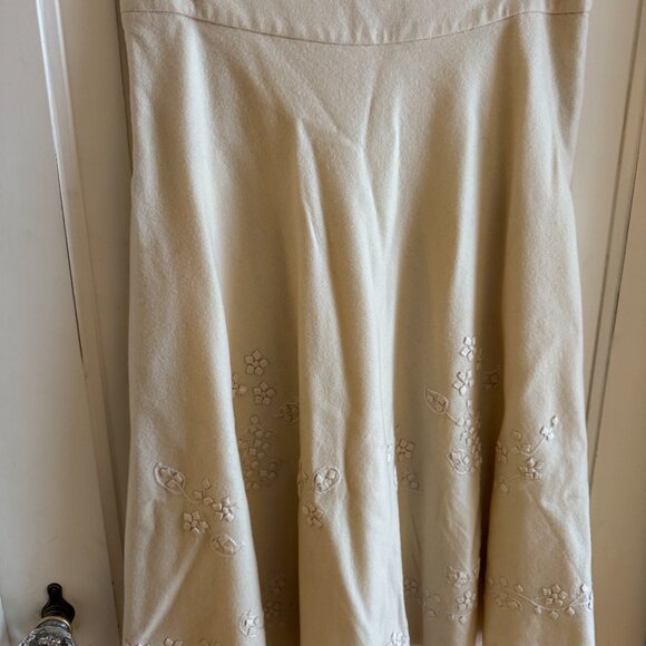 Banana Republic Embroidered A-Line Skirt – Size 8 – Fully Lined - Picture 4 of 4